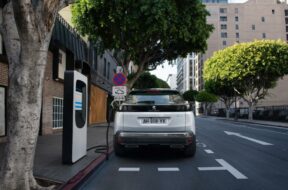peugeot-3008-blanc-phev-recharge