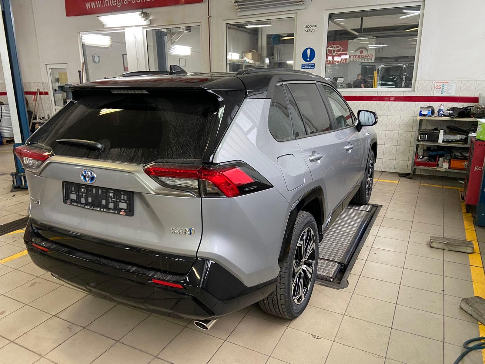 Priključno hibridni (PHEV) ili baterijski (BEV) električni automobil?