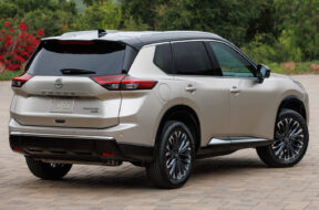 nissan-rogue-platinum-4wd-17