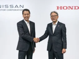Holding-Honda-Nissan-1