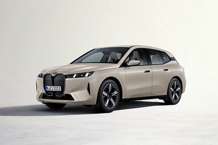 BMW iX restilizovan pa može i jače i duže