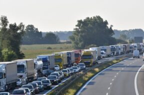 Salpetersäure läuft aus Tanker – Großeinsatz in Brandenburg