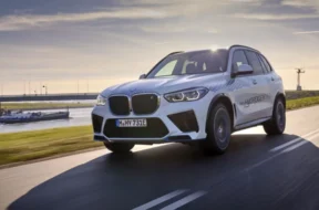 P90494347_highRes_bmw-ix5-hydrogen-on–1140×570