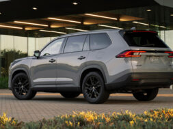 2025-toyota-grand-highlander-nightshade-cement-004