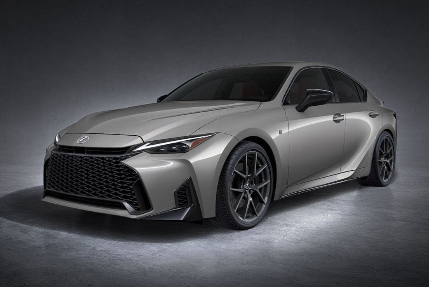 Lexus IS osvežen umesto da ode „u penziju“
