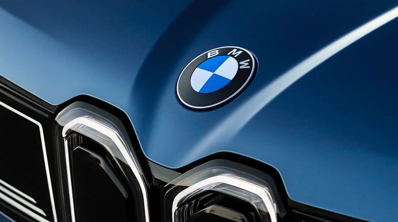 BMW predstavio novi znak, ali ga je malo ko primetio