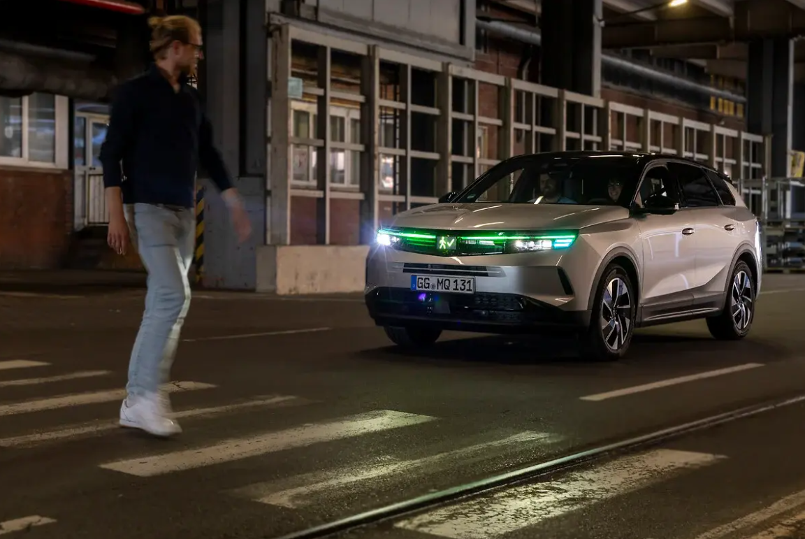Opel zamenio logo semaforom za pešake