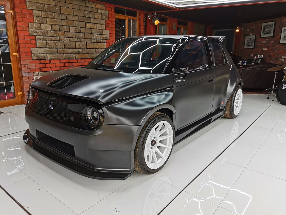Jedan BMW je „žrtvovan“ da bi se napravila ova neobična Honda e sa motorom SUS