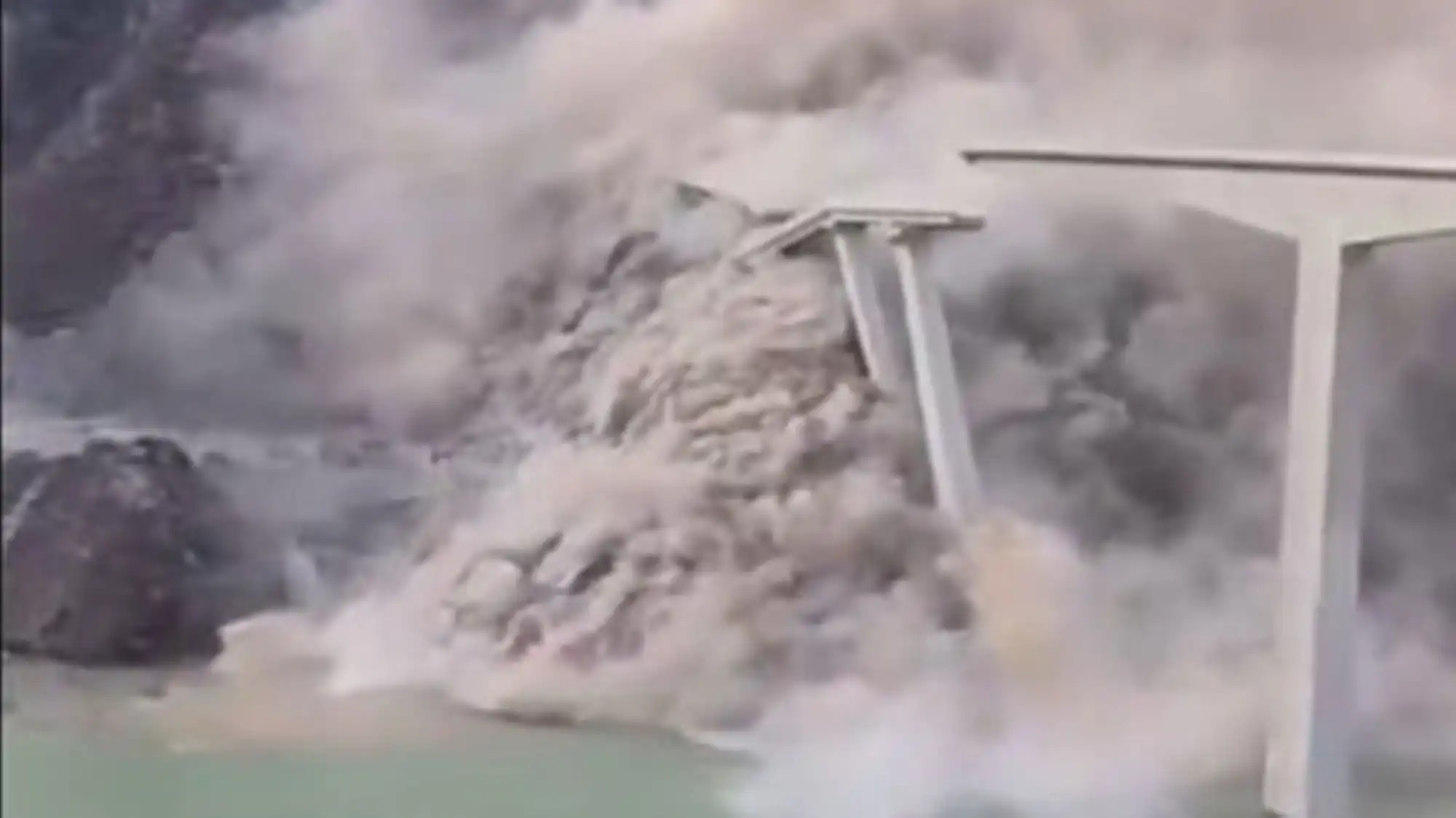 U Kini se urušio ove godine otvoren most