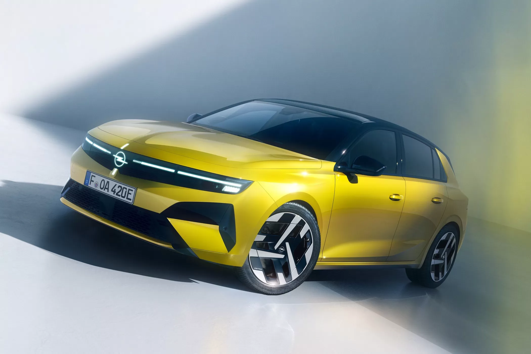 Opel podmladio Astru, ali je otkriva baš kao klijent prostitutku, delić po delić