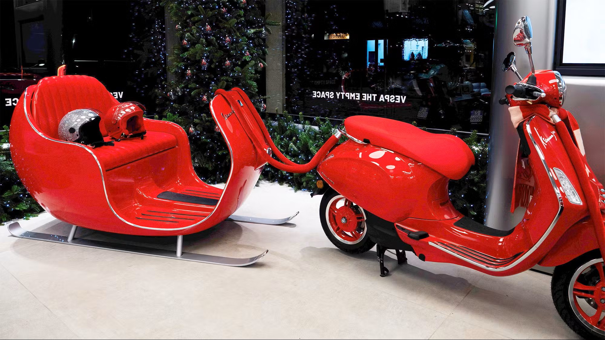 Deda Mrazova Vespa zalutala u MotoRepubliku