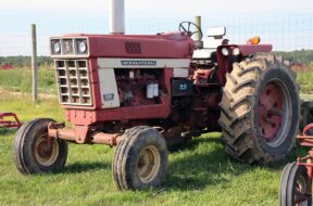 1280px-IHC_Farmall_1066_tractor