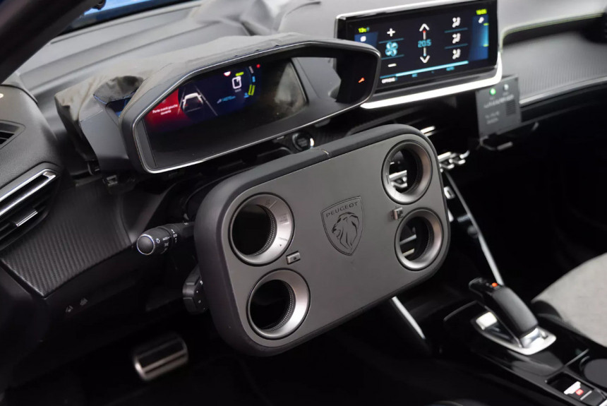 Budući Peugeot 208 će stizati s pravougaonim volanom