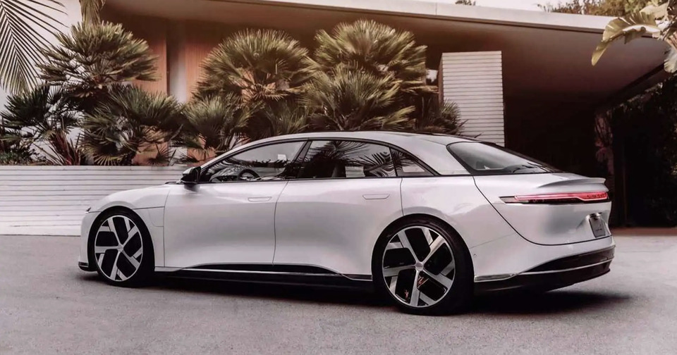 Flaša vode u gepeku i rupa na putu urnisale vlasnika električnog automobila