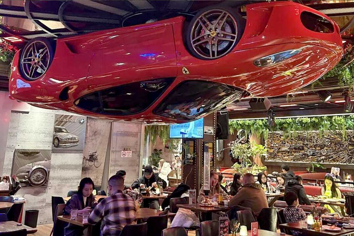 Ručaš u restoranu, a nad glavom ti visi Ferrari i još pokazuje vreme? Može, u Kini! 