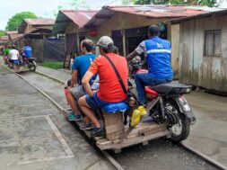 Aldeia-tem-ideia-genial-de-usar-uma-linha-de-trem-abandonada-para-criar-um-veiculo-de-bambu-puxado-por-motor-de-moto-e-transformou-trilhos-esquecidos-em-atracao-no-Camboja