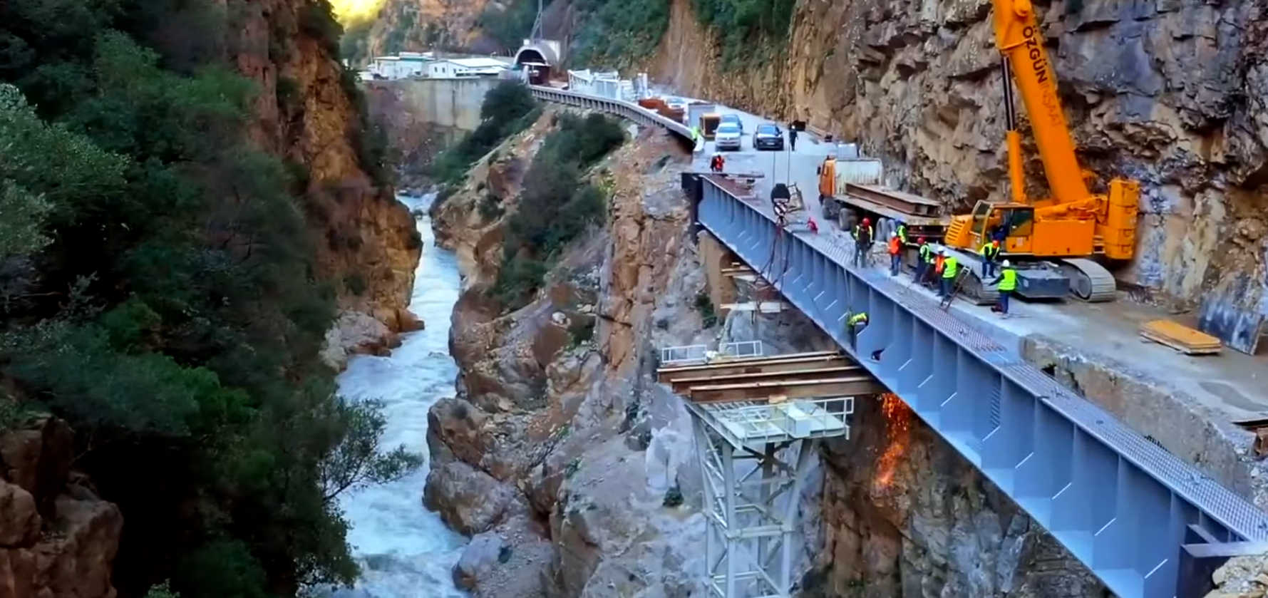 Američki inženjeri prkose gravitaciji probijajući čitave planine u Andima i gradeći puteve uz ekstremne litice (VIDEO)