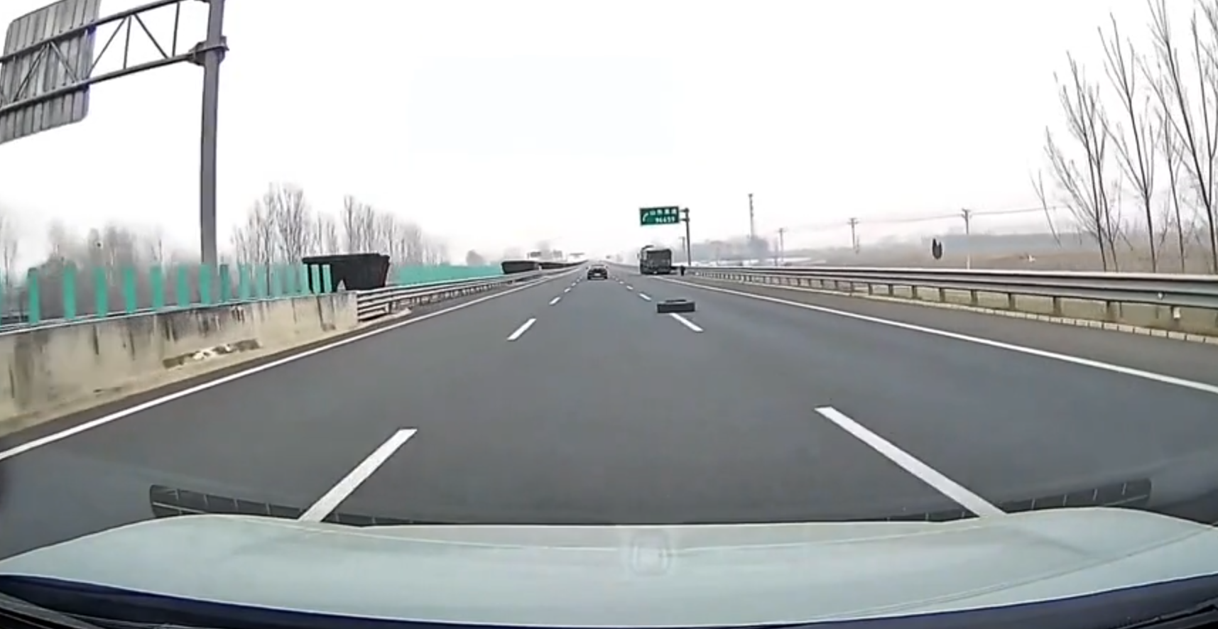 Kamion na auto-putu izgubio točak, nesrećni vozač mu ga nehotice vratio