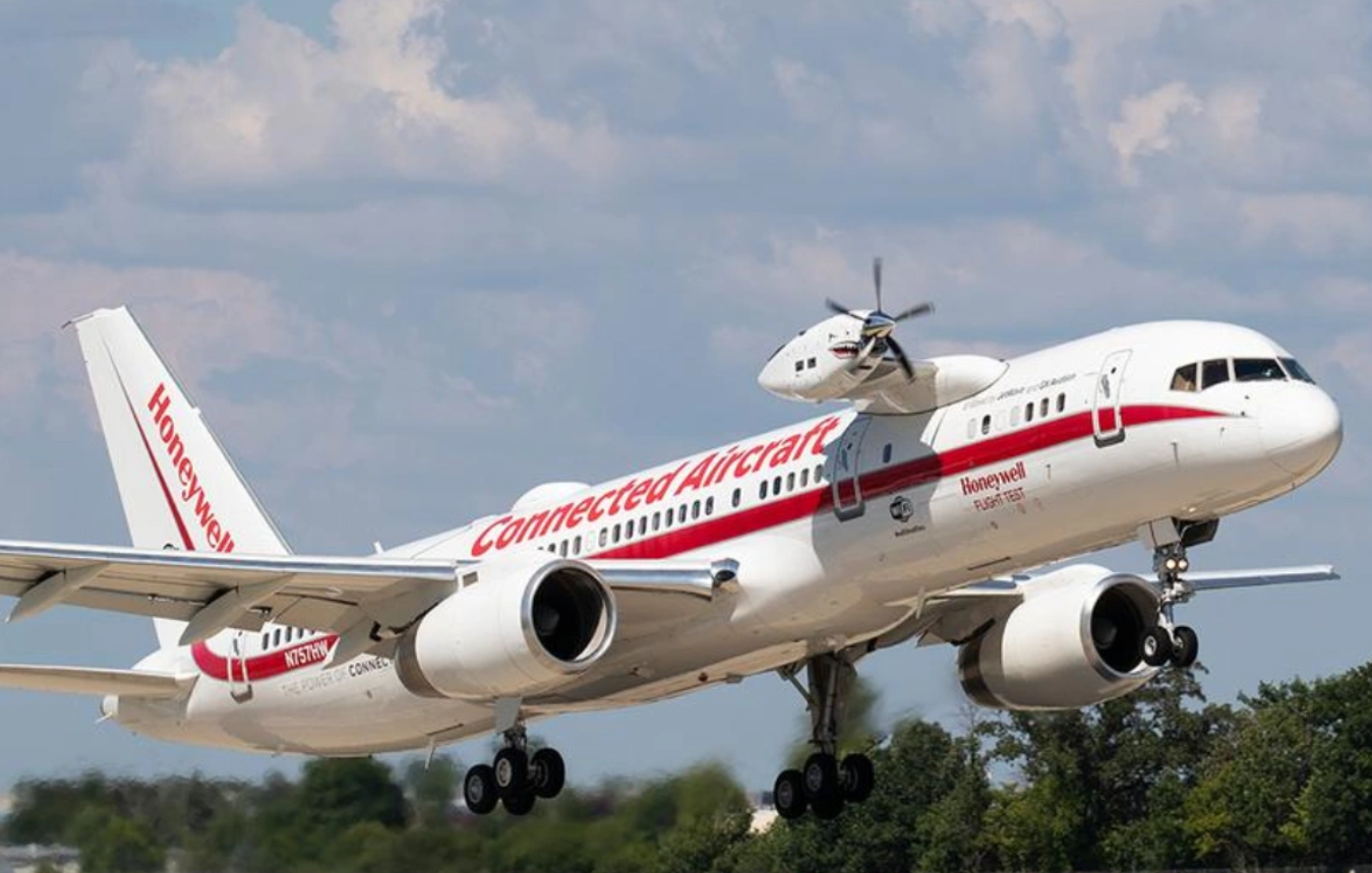 Izuzetno neobični Boeing 757 s tri motora služi kao testni avion za nove motore