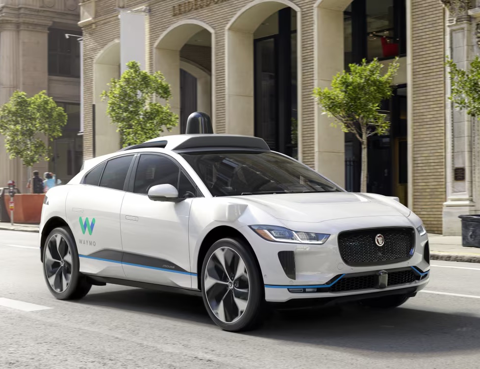 Robotaksiji ne mogu sami da zatvore svoja vrata, firme zato plaćaju ljude da to rade