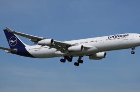 Frankfurt_Airport_Lufthansa_Airbus_A340-313_D-AIGY_(DSC02566)
