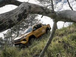 95299-2026hilux-hybrid-48vinvinciblesulphur-yellowdynamic045