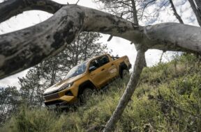 95299-2026hilux-hybrid-48vinvinciblesulphur-yellowdynamic045