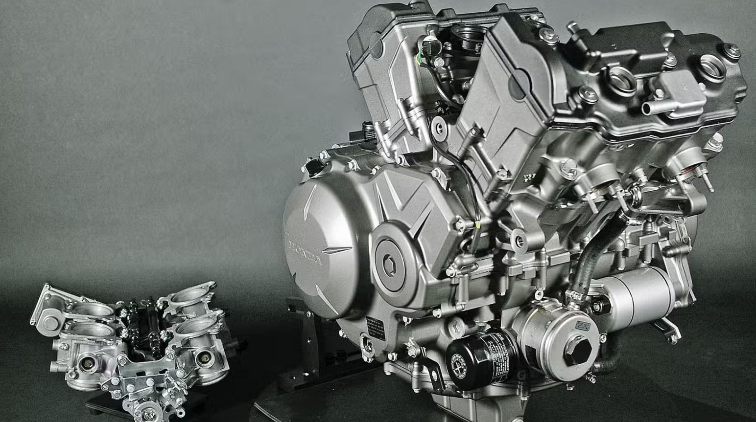 Prvi serijski proizveden motocikl sa fabričkim motorom V4
